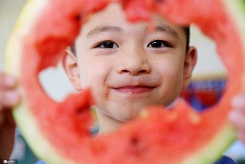 小朋友吃瓜快乐,快乐童年